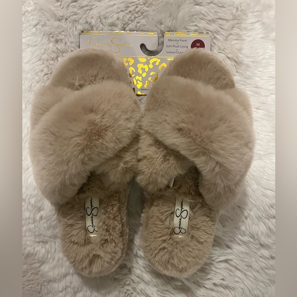 Jessica Simpson Tan Fluffy Slippers women’s size 7-8 Medium - Picture 1 of 5